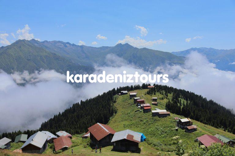 Güzel Rize dağlarında köy evleri ve yeşil doğa, Karadeniz Turları ile keşif.