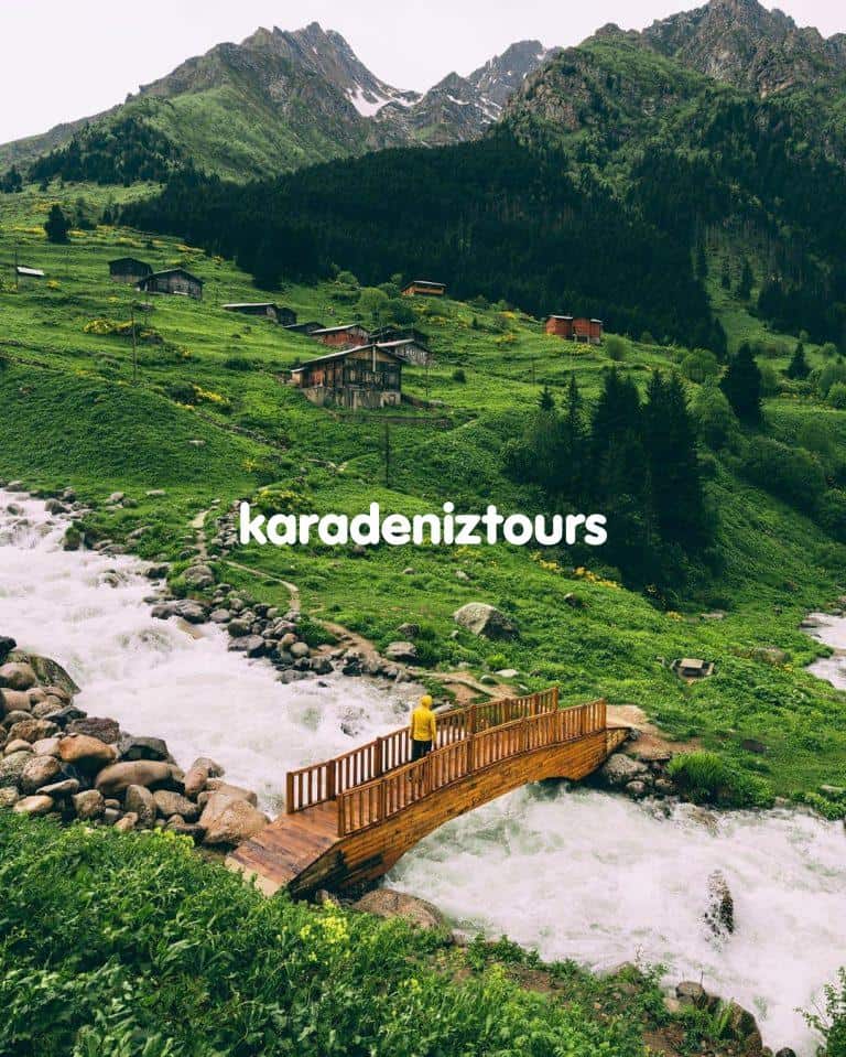Yeşil dağların eteklerindeki köyler ve nehir üzerindeki ahşap köprü, Karadeniz turizmi ve doğa yürüyüşleri için ideal.
