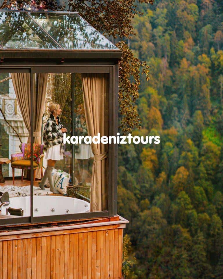 Şeffaf bungalov odası ve doğayla iç içe ortam, Rize çıkışlı turlar ve Karadeniz bungalov konaklama fırsatları.