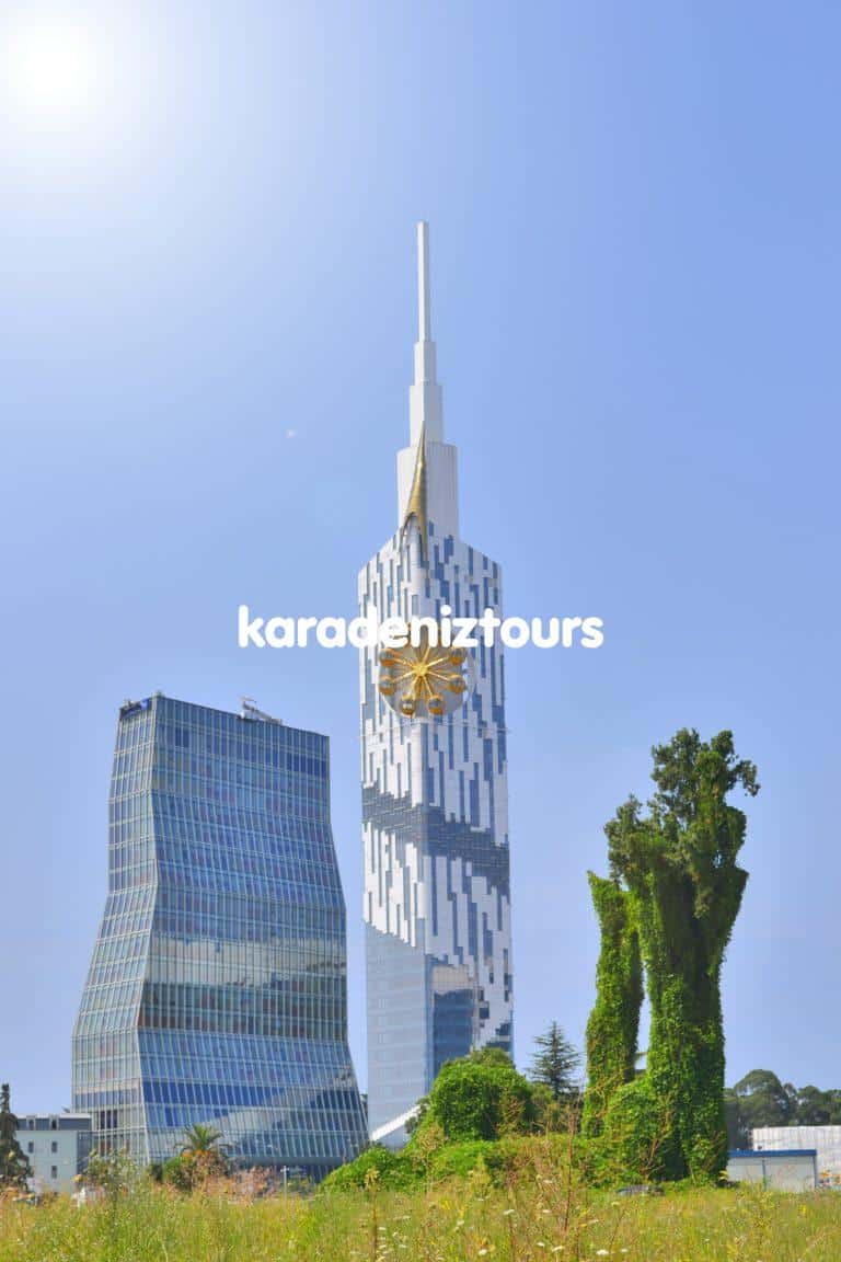 Modern İstanbul kuleleri ve gökdelenleri, şehrin simgelerinden biri, yüksek binalar ile şehir silüeti, turistik yerler ve modern mimari.