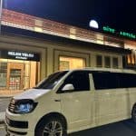 Havalı beyaz minibüs Düzce Otobüs Terminali'nde geceyken, giriş bölümünde karadeniz tours yazısı görülüyor.