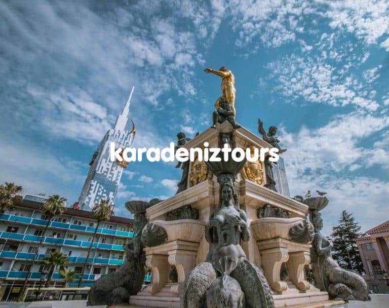 Güzel Rize'deki tarihi Atatürk Çeşmesi ve modern spikule sahip Sky Tower tasviri. Karadeniz turları için enfes rota noktası.