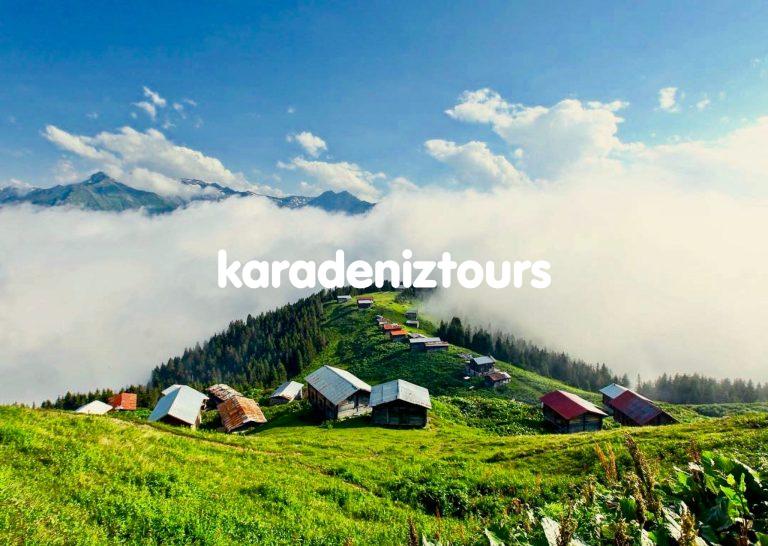 Gökler ve dağlar arasında Karadeniz'in saklı köyleri, yeşil doğa ve bulutların içinde huzurlu bir manzara.