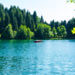 Göl kenarında kano ile gezinti yapan turistler, Rize'nin doğal güzellikleriyle çevrili yeşil ormanlar ve temiz sular eşliğinde huzurlu anlar yaşarken.