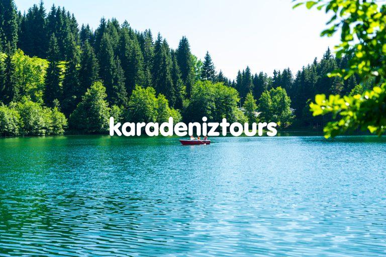 Göl kenarında kano ile gezinti yapan turistler, Rize'nin doğal güzellikleriyle çevrili yeşil ormanlar ve temiz sular eşliğinde huzurlu anlar yaşarken.