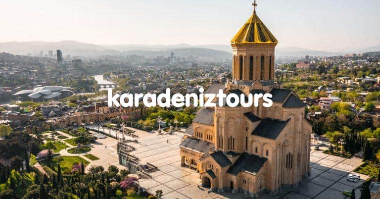 Gökkuşağı Camii Rize'de panoramik şehir manzarasıyla. Karadeniz turları ve bungalov konaklamalarıyla unutulmaz deneyimler.