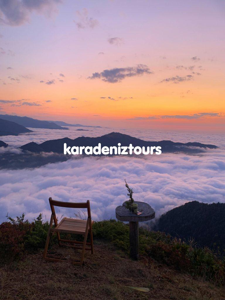 Güzel gün batımı manzarası ile Rize'nin yüksek tepelerinde bulutlar altında oturma alanı.