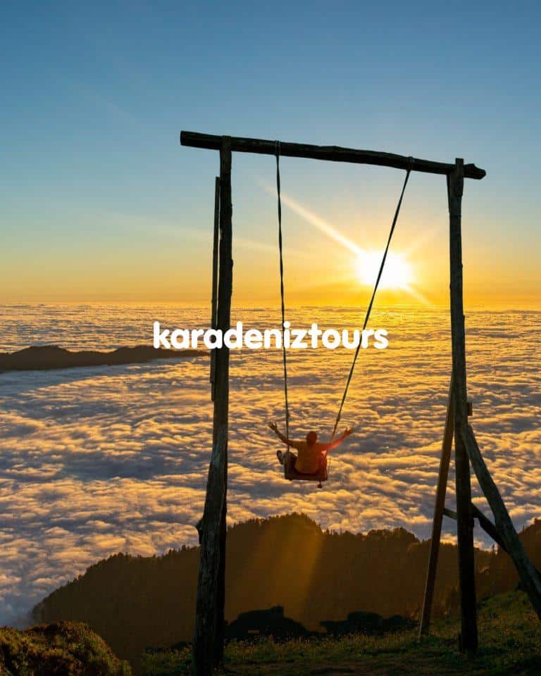 Göl manzarasında ahşap salıncak ve gün batımı, Karadeniz turu ve doğa kaçamağı için ideal.