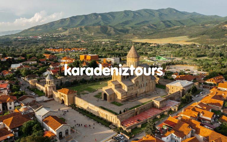 Osmanlı tarzı tarihi kilise ve surlarla çevrili Rize şehir merkezi, yeşil doğa ve dağlar ile çevrili.