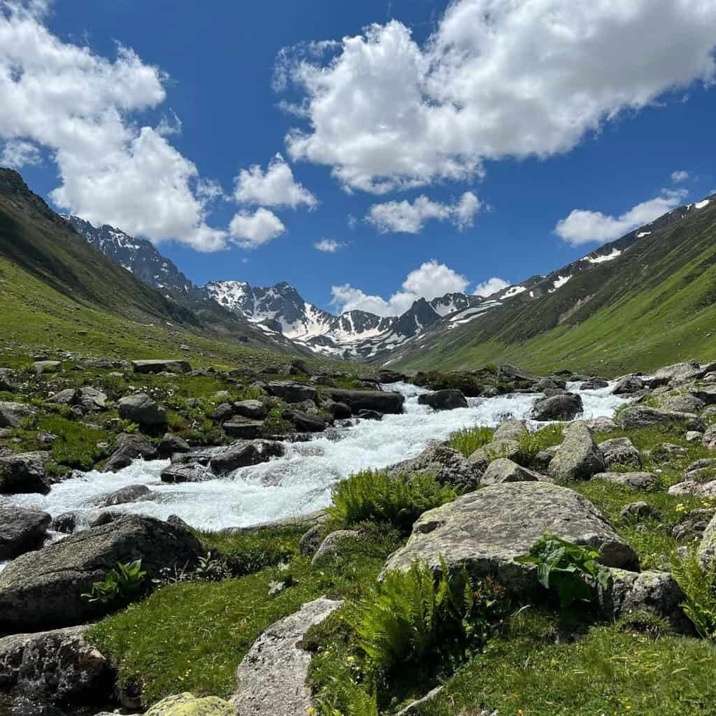 Kavrun Yaylası dağ manzarası – Rize’de gezilecek yaylalar