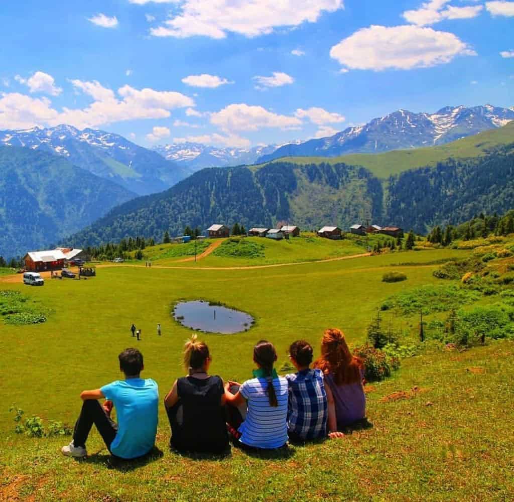 Badara Yaylası göl ve bulut yansıması – Karadeniz turları