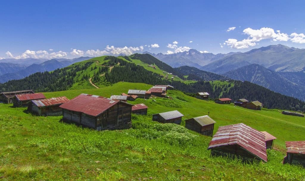 sal yaylası bulutlar ve ahşap evler – rize yayla rotası